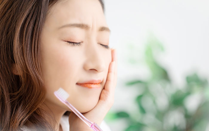 ホワイトニングをすると、歯がしみる知覚過敏の症状が出ることがある