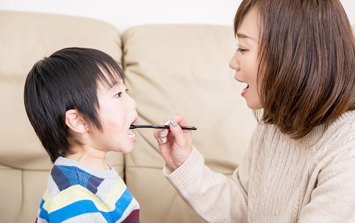 お子さんの矯正治療中、保護者の方が担う役割：毎日の仕上げ磨きと口腔ケア