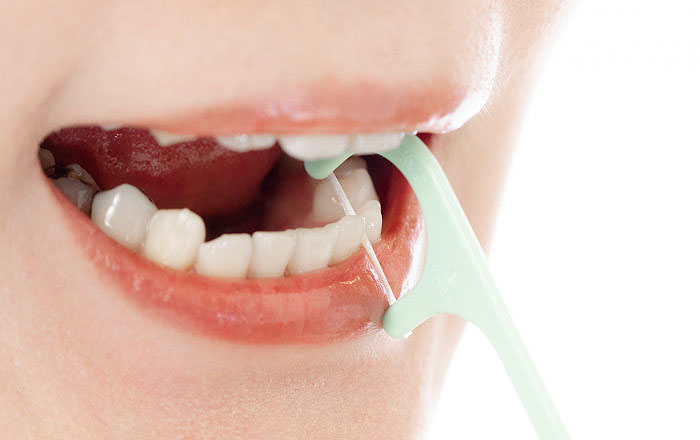 ホルダータイプのデンタルフロスの使い方