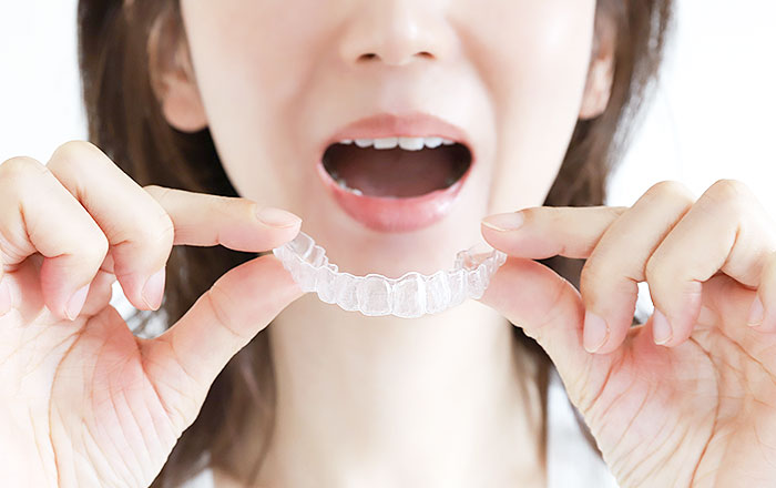 マウスピース矯正の方が痛みが少ない傾向があります。