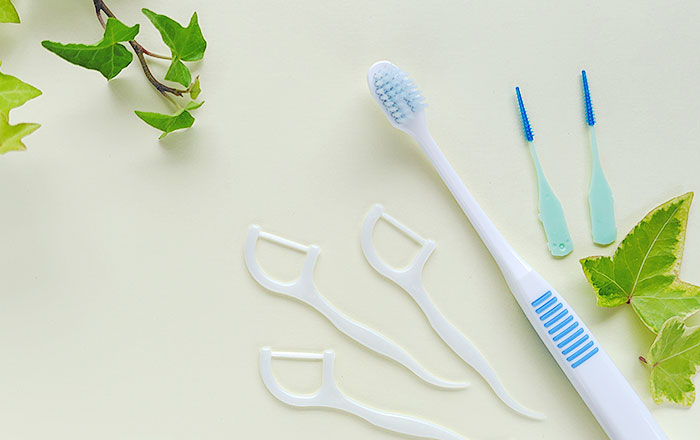 ワイヤー矯正の場合は、どうしても装置と歯の間に食べかすが残りやすくなります。歯ブラシだけでなく、歯間ブラシやタフトブラシなどの補助用具使いながら、丁寧な口腔ケアを心がけましょう。