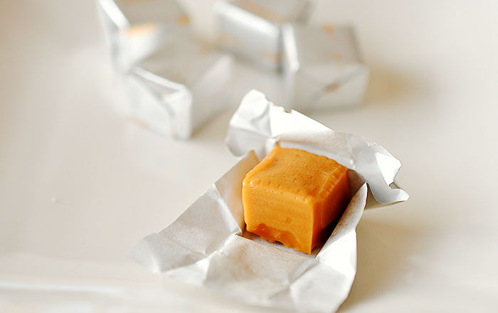 ガムやキャラメルなどの粘着性がある食品は、装置が外れてしまうこともあるため、控えるのが良い