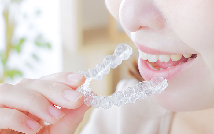 ブラケット矯正は金属製のブラケットやワイヤーが目立つのに対し、マウスピース矯正は目立ちにくいことが魅力