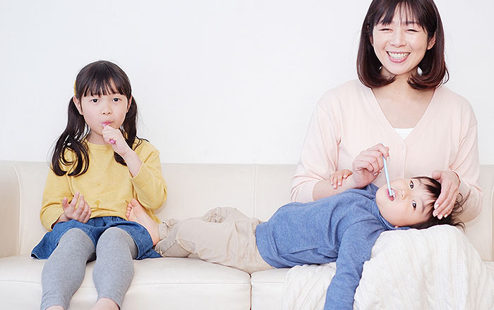 乳歯の磨き方のコツ：お子さんが使う歯ブラシと仕上げ磨きで使う歯ブラシを分ける