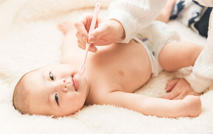 乳歯はいつから磨く？：歯が生える前（0ヶ月～）はならし期間