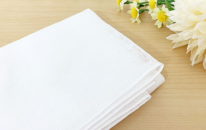 乳歯はいつから磨く？：歯が生え始めたらガーゼ磨き