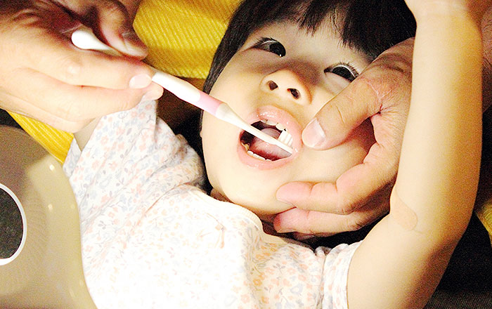 乳歯の磨き方のコツ：基本の姿勢は寝かせ磨き
