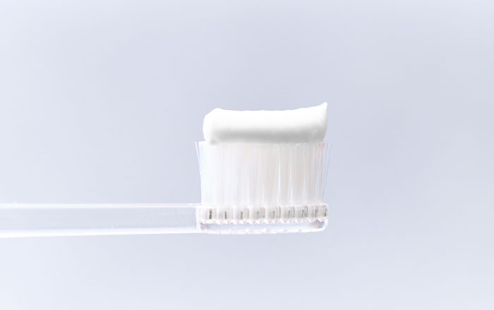 加齢に負けないお口のケア：フッ素配合の歯磨き粉を使用する