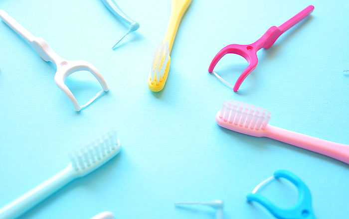 加齢に負けないお口のケア：歯間ブラシやデンタルフロスを活用する