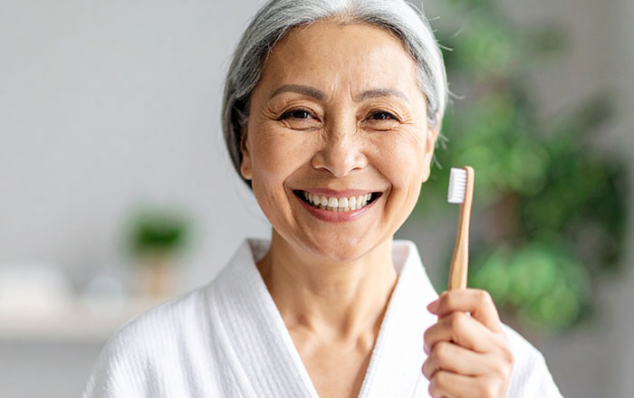 入れ歯を長持ちさせる正しいお手入れ方法:残っている天然歯のケアも忘れずに行う