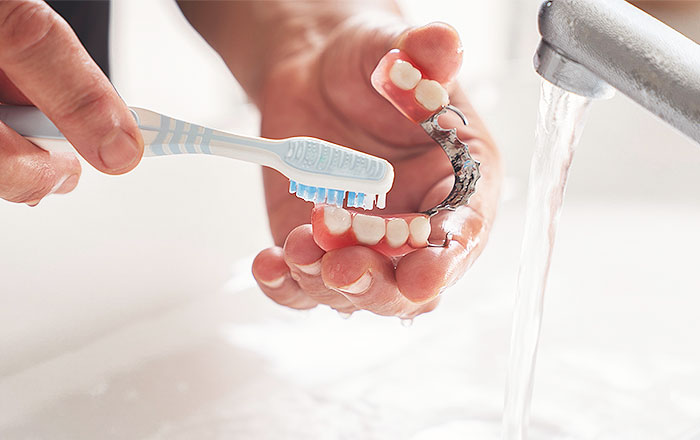 入れ歯を長持ちさせる正しいお手入れ方法:食後はきちんと外して洗う