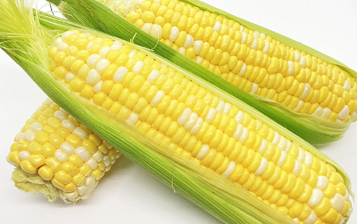 キシリトールは、白樺やトウモロコシの芯などに含まれるキシラン（植物の細胞壁に含まれる多糖類の一種）から作られる天然由来の甘味料