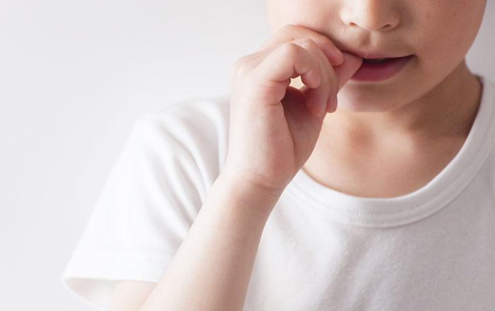 歯並びに悪影響を与える習慣：④ 指しゃぶり・爪かみ・唇かみ