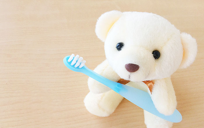 歯医者さんが登場する絵本を読むのも効果的ですし、ぬいぐるみを使って、歯医者さんごっこをするのも良い方法です