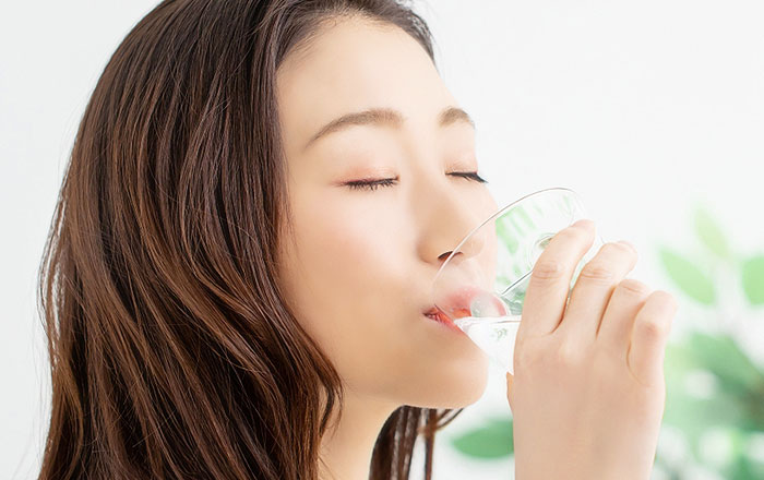 糖尿病の人の歯周病対策はセルフケアも重要:こまめな水分補給とよく噛むことを意識